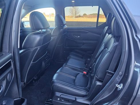Used 2025 Honda Pilot EX-L image 12