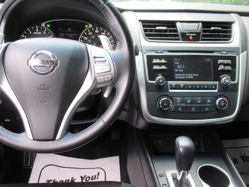 Used 2017 Nissan Altima SR FWD image 10