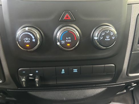 Used 2014 RAM 1500 4x4 Crew Cab ST image 16