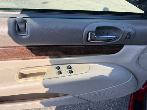 Used 2004 Chrysler Sebring Limited image 3