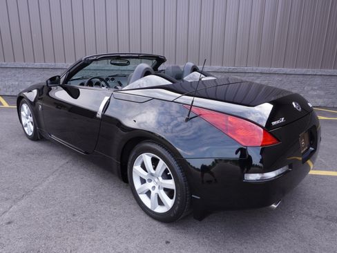 Used 2005 Nissan 350Z Roadster RWD image 3
