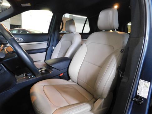 Used 2018 Ford Explorer XLT image 4