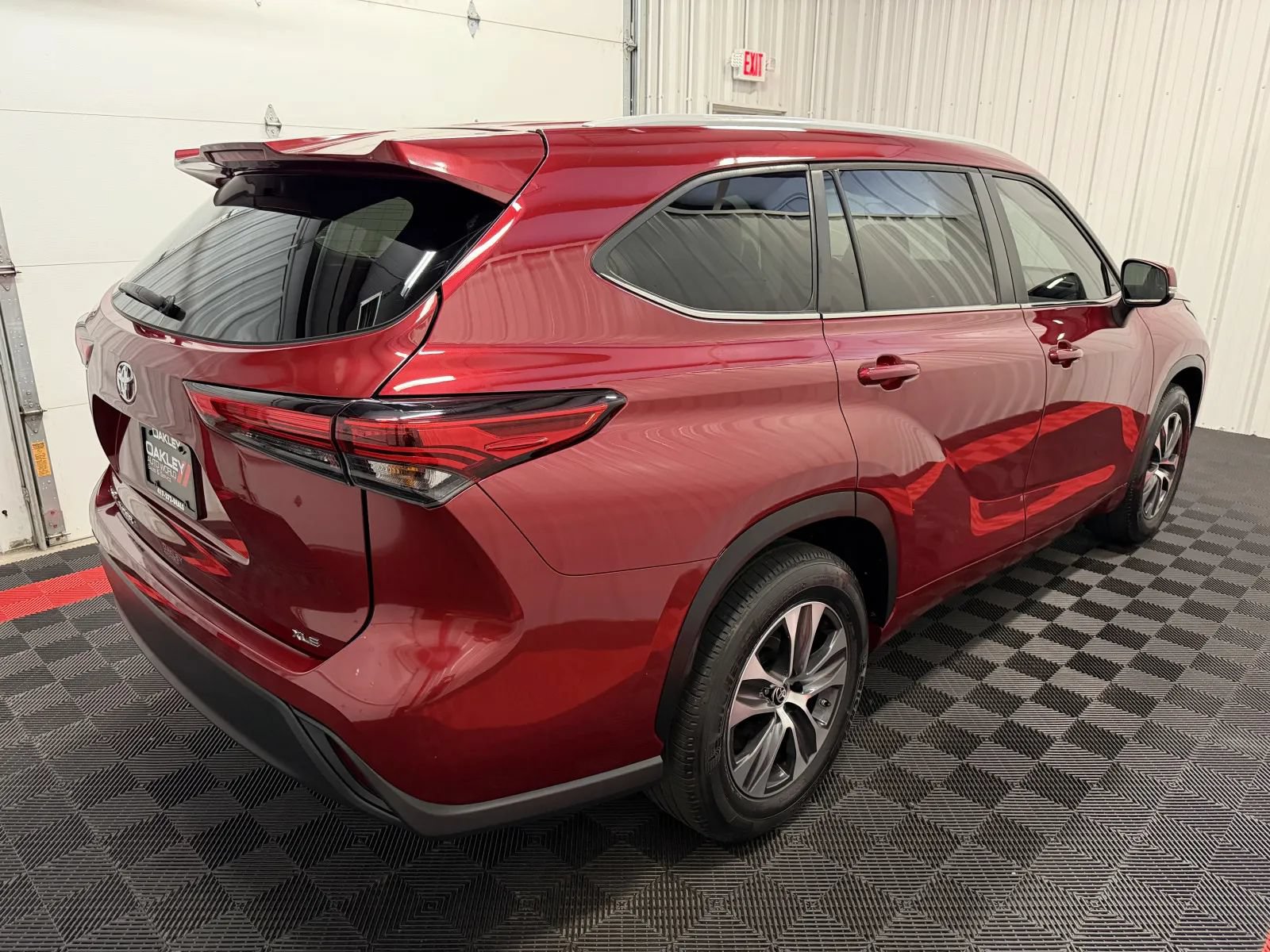 Used 2023 Toyota Highlander XLE FWD image 4