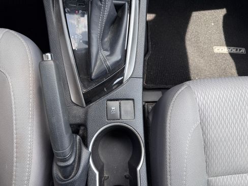Used 2015 Toyota Corolla LE image 9