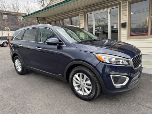 Used 2016 Kia Sorento LX image 2