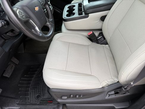 Used 2015 Chevrolet Suburban LS RWD image 46