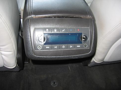 Used 2011 Chevrolet Traverse LTZ image 10