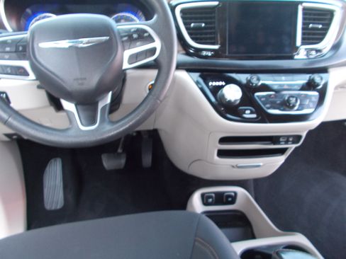 Used 2017 Chrysler Pacifica Touring FWD image 10