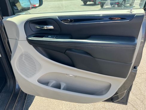 Used 2017 Dodge Grand Caravan SXT image 11