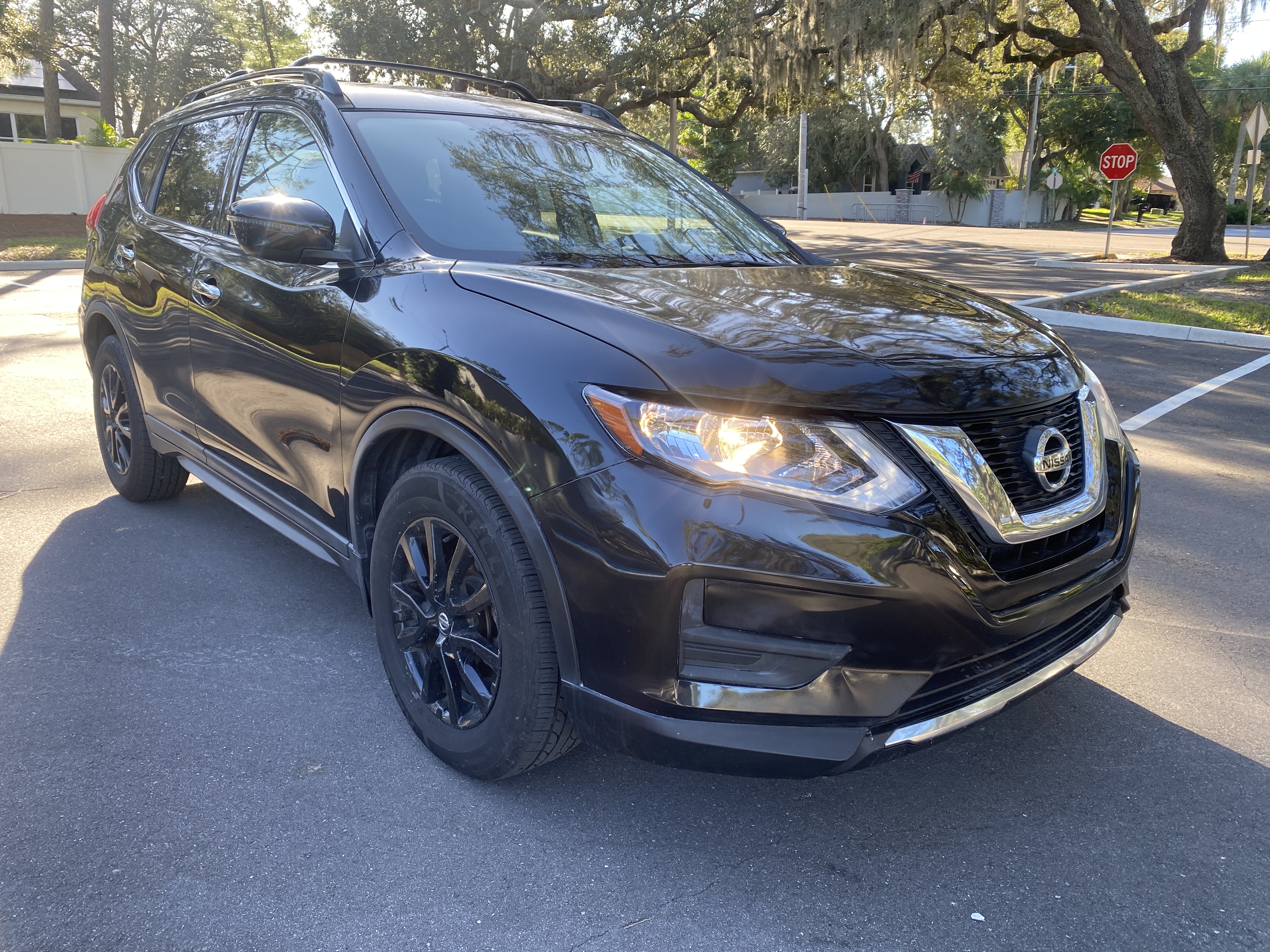 Used 2017 Nissan Rogue FWD image 1