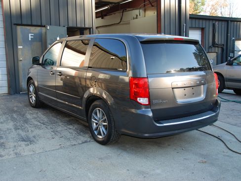 Used 2016 Dodge Grand Caravan image 3
