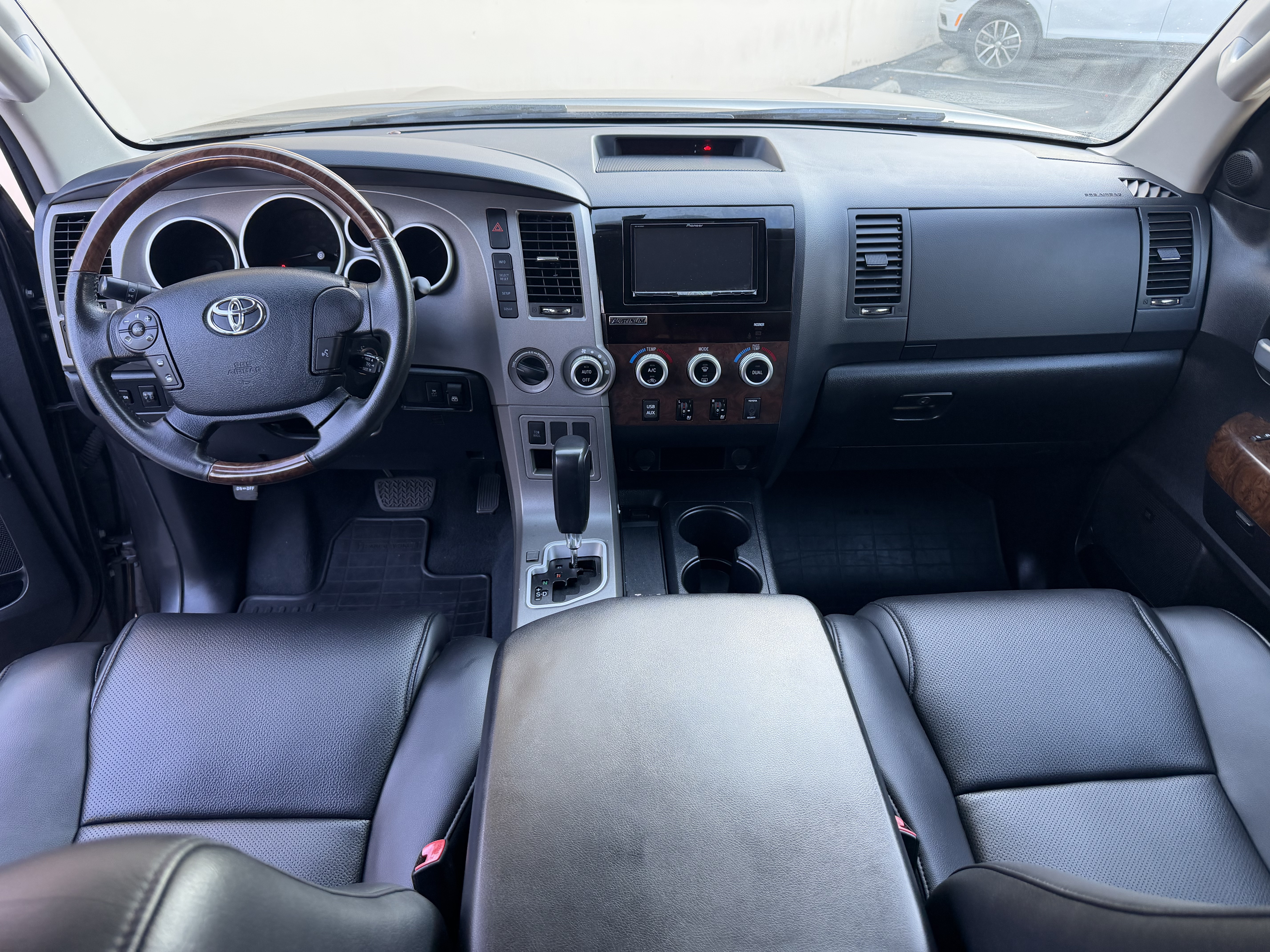Used 2013 Toyota Tundra 4x4 CrewMax Platinum image 2