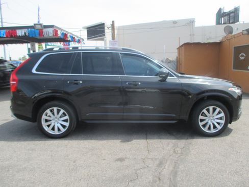 Used 2018 Volvo XC90 T5 Momentum image 2