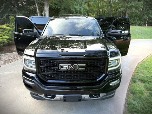 Used 2018 GMC Sierra 1500 4x4 Crew Cab Denali image 2