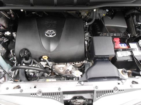 Used 2019 Toyota Sienna XLE Premium FWD image 7