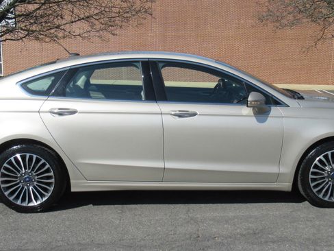 Used 2017 Ford Fusion SE image 5
