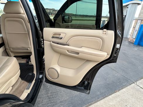 Used 2010 Cadillac Escalade Premium Luxury image 27