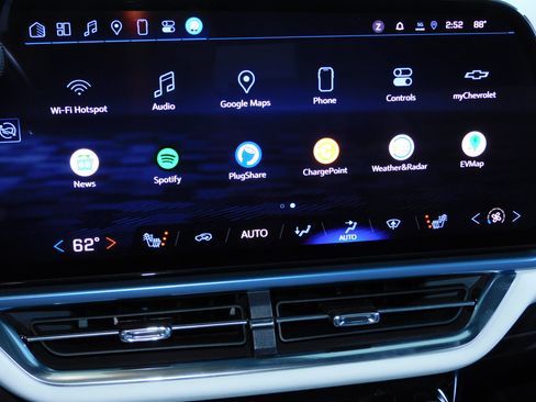 Used 2024 Chevrolet Equinox EV LT image 4