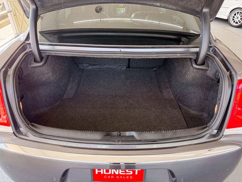Used 2018 Chrysler 300 Limited AWD image 17