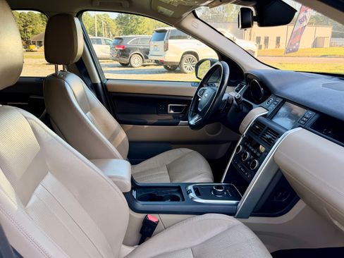 Used 2017 Land Rover Discovery Sport HSE image 11