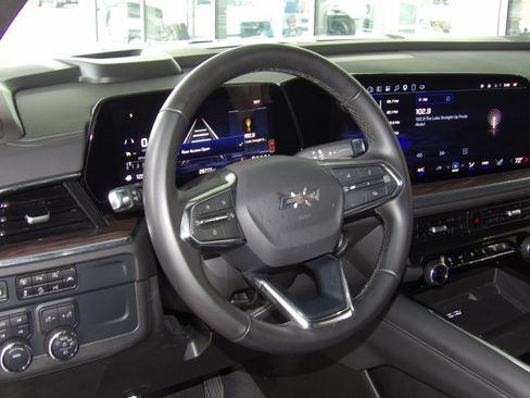 Used 2025 Chevrolet Suburban Z71 image 19