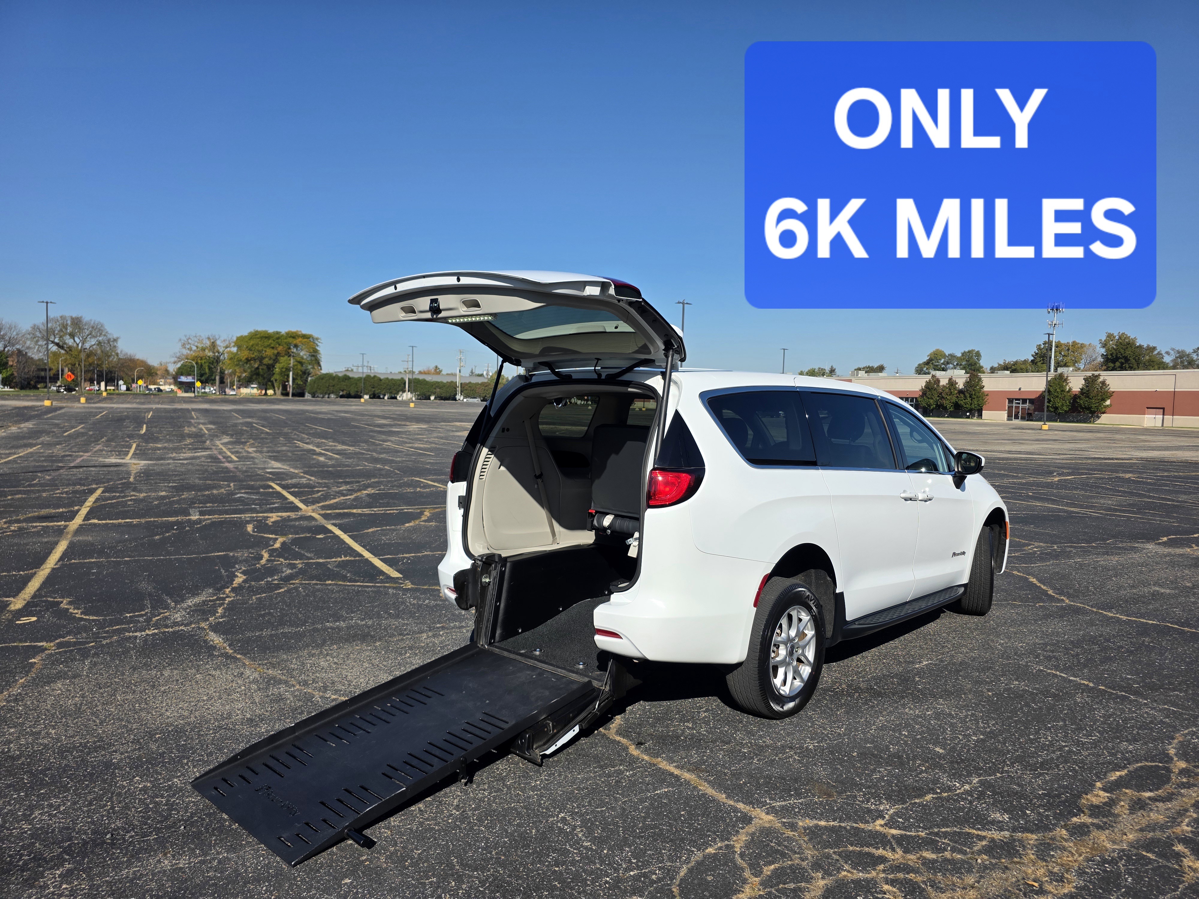 Used 2022 Chrysler Voyager LX FWD image 1