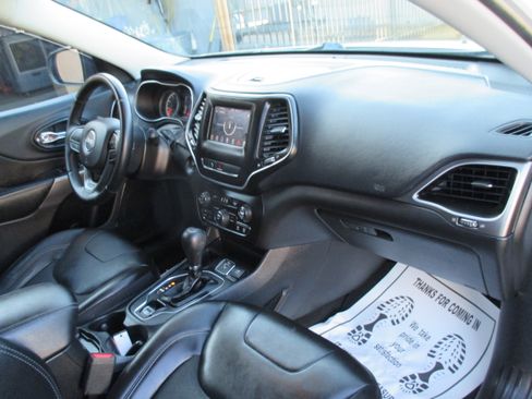 Used 2019 Jeep Cherokee FWD Latitude Plus image 8