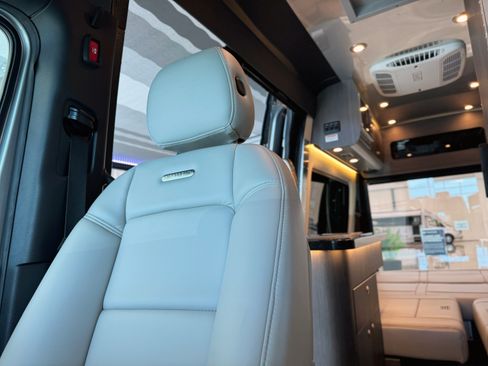 Used 2024 Mercedes-Benz Sprinter 2500 image 38