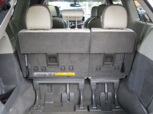 Used 2011 Toyota Sienna XLE Limited image 23