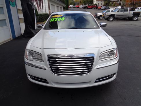 Used 2013 Chrysler 300 image 4