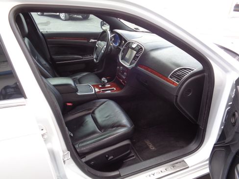 Used 2013 Chrysler 300 image 7