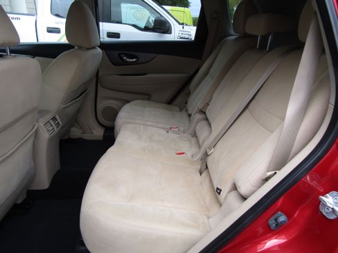 Used 2016 Nissan Rogue SV image 10