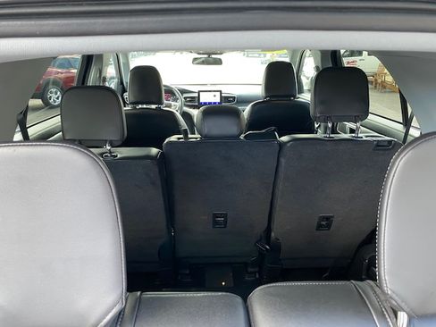 Used 2022 Ford Explorer XLT image 25