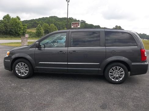 Used 2016 Chrysler Town & Country Touring-L image 3