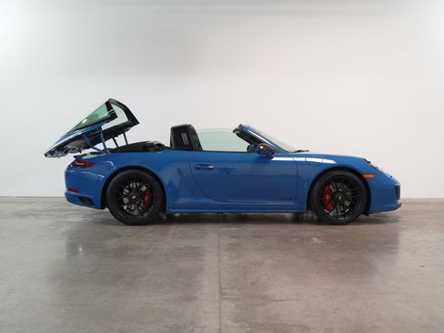 Used 2018 Porsche 911 Targa 4 GTS image 11