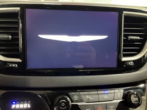 Used 2024 Chrysler Pacifica Touring-L image 11