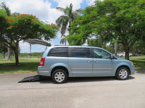 Used 2010 Chrysler Town & Country Touring FWD image 3