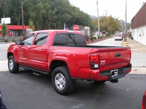 Used 2021 Toyota Tacoma SR image 3