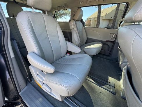 Used 2014 Toyota Sienna XLE image 17