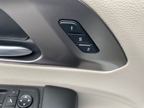 Used 2018 Chrysler Pacifica Limited image 21