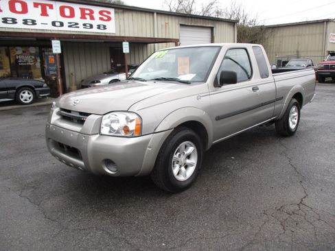 Used 2002 Nissan Frontier XE image 2