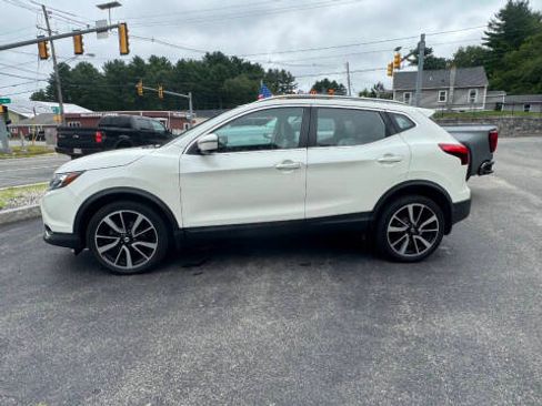 Used 2018 Nissan Rogue Sport image 2