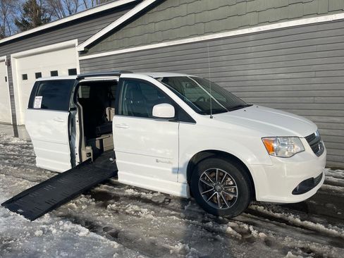 Used 2017 Dodge Grand Caravan SXT image 3