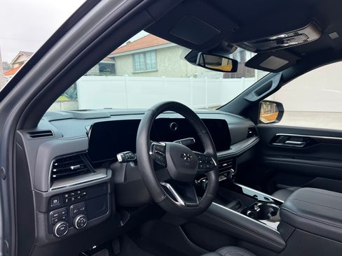 Used 2025 Chevrolet Suburban 4WD Z71 image 16