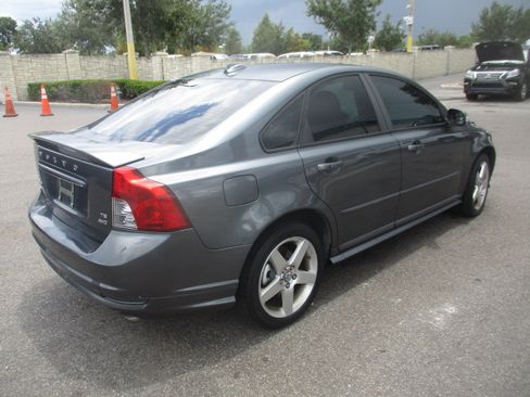 Used 2010 Volvo S40 T5 R-Design image 6
