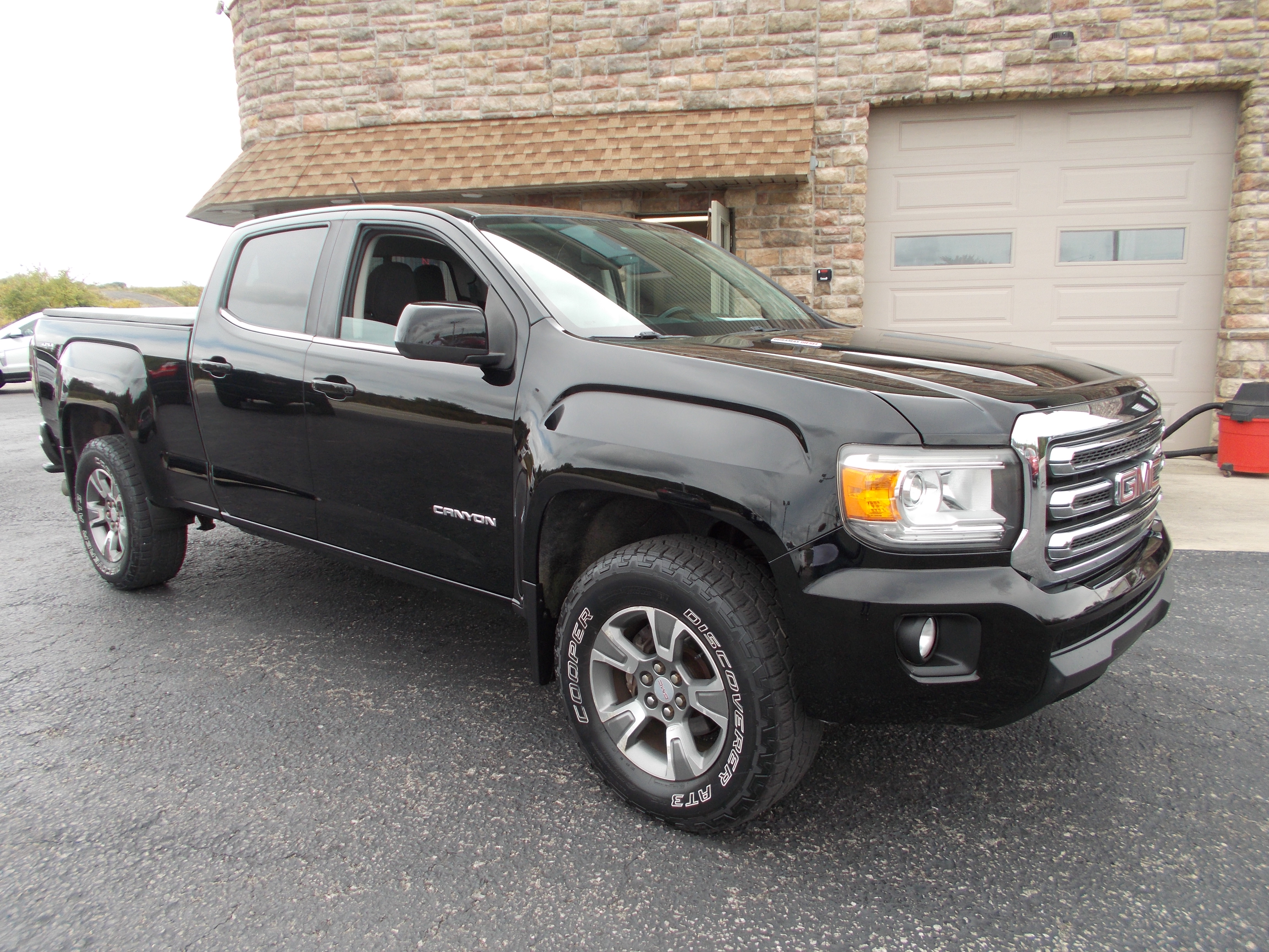 Used 2017 GMC Canyon 4x4 Crew Cab SLE image 3
