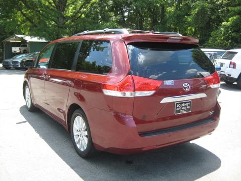 Used 2011 Toyota Sienna XLE Limited image 3