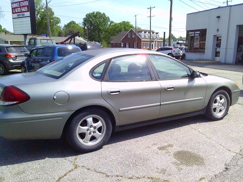 Used 2004 Ford Taurus SE Sedan FWD image 3