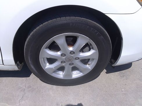 Used 2011 Toyota Camry LE image 38