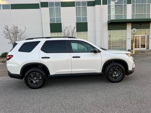 Used 2024 Honda Pilot TrailSport image 5